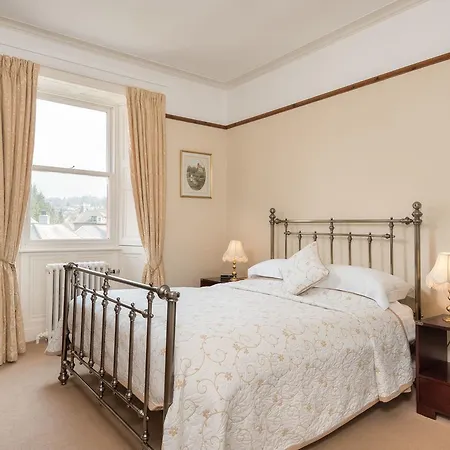 Acorn House 4*