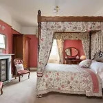 Acorn House 4*