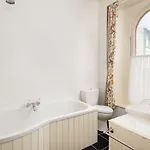 Acorn House 4*