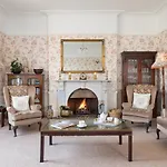 Acorn House 4*