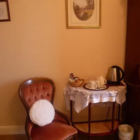 Acorn House 4*