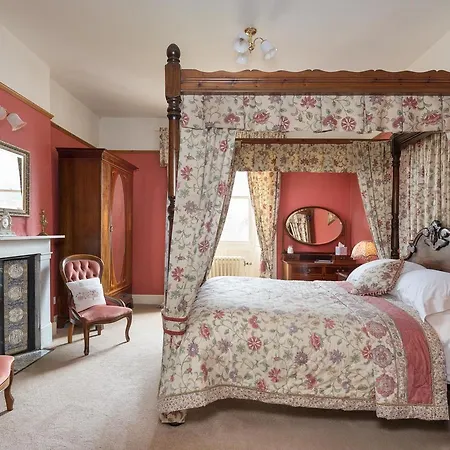 Acorn House 4*