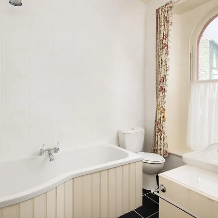 Acorn House 4*