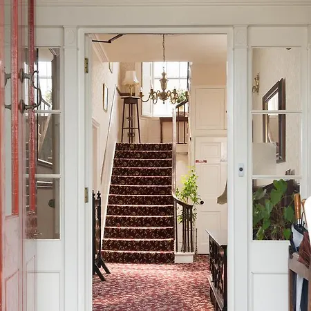 Acorn House Pensionat 4*