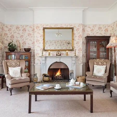 Acorn House 4*